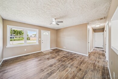 214 SE 9th St, Pryor, OK 74361 - photo 6