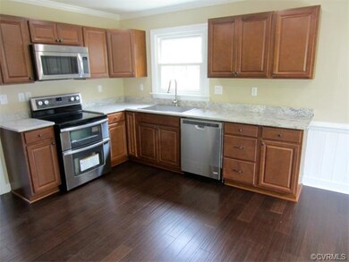 Newly Renovated Eat-in Kitchen boasts New Granite 