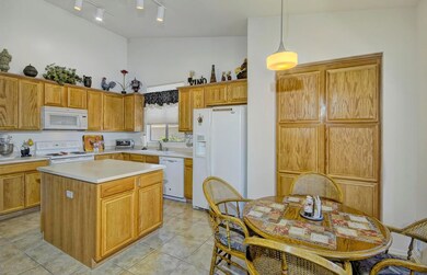 Kitchen/ Breakfast Nook