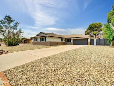 Expansive driveway