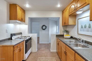 1624 W Thomas Rd-large-012-025-Kitchen-1
