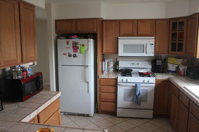 1305 E Waverly #2 Kitchen.JPG