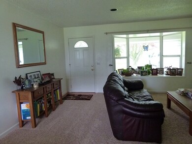 FRONT ENTRY/FRONT BAY WINDOW