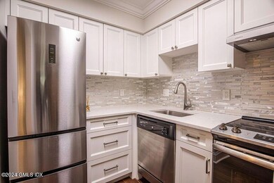 Greenwich Green unit 101, Old Greenwich, CT 06870 - photo 6