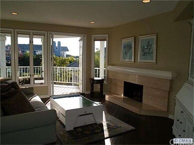 Living Room with Fireplace that opens up to Privat