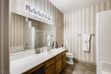 Owner's suite bathroom with separate shower & tub