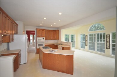 Super sized -unitized,eat-in kitchen