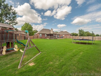 HUGE backyard with full privacy fence for summer f