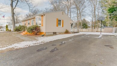 137 Feltham Rd, Springfield, MA 01118 - photo 3
