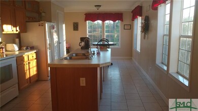 Kitchen with Island/Breakfast Bar