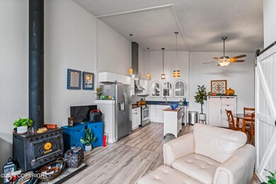 Loving Room/Kitchen