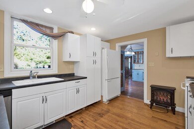 9 Maple Ave Kennebunk ME 04043-large-015