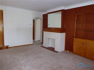 First flr living rm w/decorative fireplace