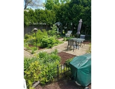 27 Lancaster St, Springfield, MA 01118 - photo 2
