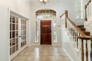 Upon entering, the Palladian window with glass sid