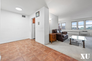 Carlyle Skyline Towers unit 10E, Flushing, NY 11355 - photo 2