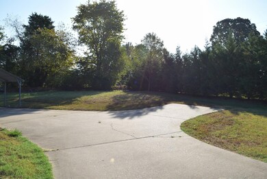 606 Cooley Ford Rd, Tennessee Ridge, TN 37178 - photo 7