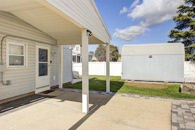 4 Carmans Ct, Farmingdale, NY 11735 - photo 2