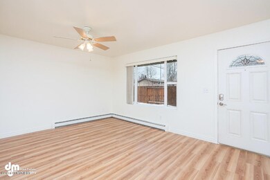 Unit 4 Living Room 20170424-DW-7522-SMAL