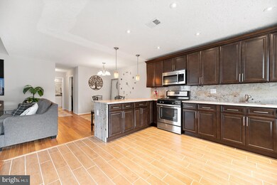 11968 Cardamom Dr, Woodbridge, VA 22192 - photo 5