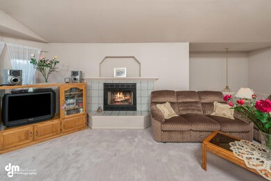 8081 Pinebrook Circle-large-003-24-Livin