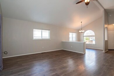 571 Mountain View Dr, Central Point, OR 97502 - photo 5