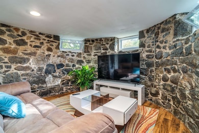 921 Middle St unit 2, Portsmouth, NH 03801 - photo 4