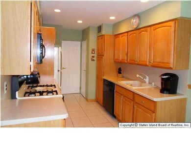 411 Willow Rd E unit 2, Staten Island, NY 10314 - photo 6