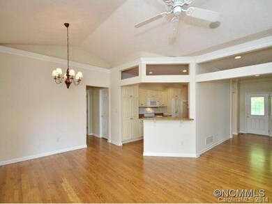 Dining Area & Breakfast Bar