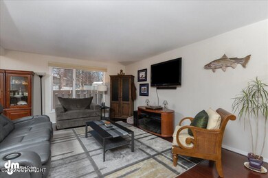 04-Living Room 20220308-DW-0979