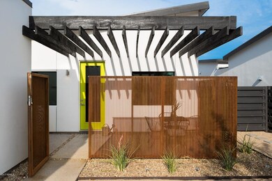 2307 N 29th St - Shadows & Fountain