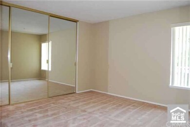 Spacious bedroom. Wall-to-wall mirror wardrobe doo