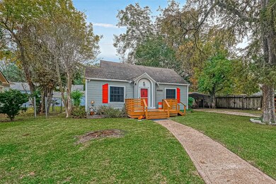 812 W Blum St, Alvin, TX 77511 - photo 2