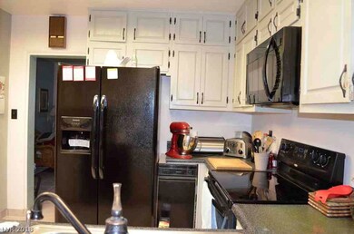 Double door refrigerator/freezer with ice and wate