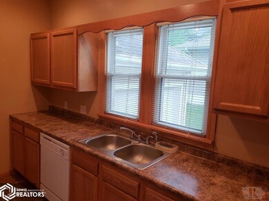 419 E 2nd St S, Newton, IA 50208 - photo 5