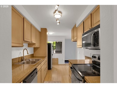 5602 S Riverside Ln unit 8, Portland, OR 97239 - photo 6