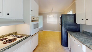 1531-Defoe-St-Kitchen 1