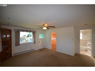 310 W 16th St, the Dalles, OR 97058 - photo 2