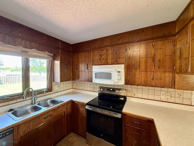 1614 27th Ave S, Moorhead, MN 56560 - photo 3