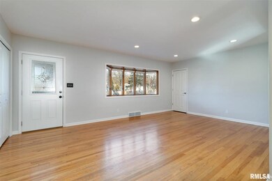 2207 Salem Ct, Bettendorf, IA 52722 - photo 3