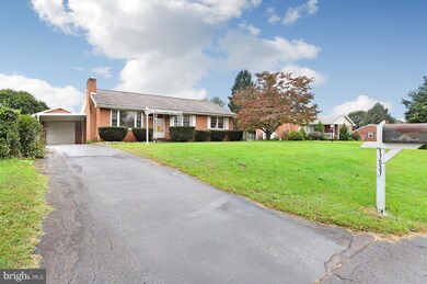 17537 Woodlawn Dr, Hagerstown, MD 21740 - photo 2
