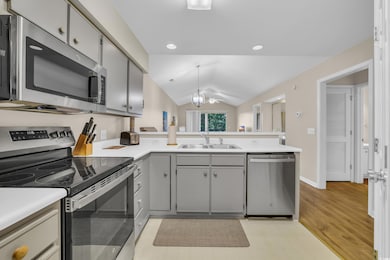 Kitchen with a peninsula, appliances with stainles