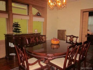 Dining Room. Banquet size dining room can host lar
