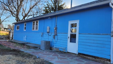 705 W Waverly St, Norton, KS 67654 - photo 2