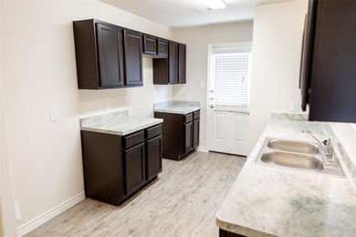 1709 Oriole St, Ennis, TX 75119 - photo 6