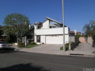 *Note walk way next to side of house that leads di