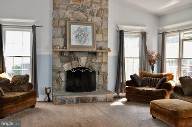 3713 Stonewall Manor Dr, Triangle, VA 22172 - photo 4