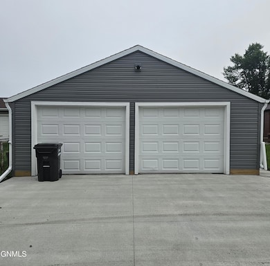 925 15th St SW, Jamestown, ND 58401 - photo 6