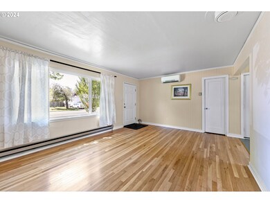 Living Room/Entrance
