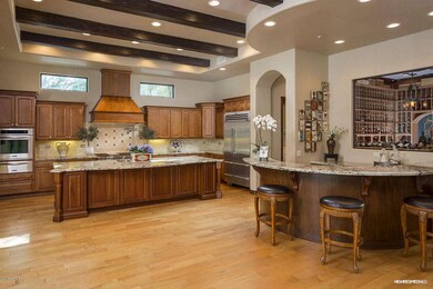 04 Kitchen & Wet Bar